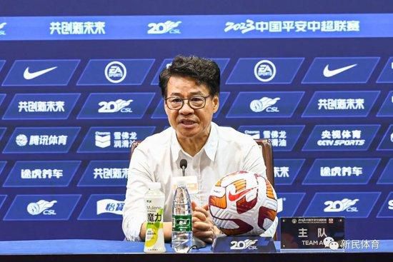 女趴下脱裙子撅屁股打pp